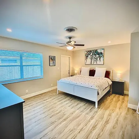 Secret Serenity! Roomy! Pool! 5 Min From Beach!